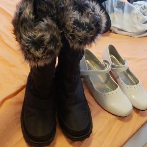 Boots ugg like new. Size5 white shoes  size 6 .